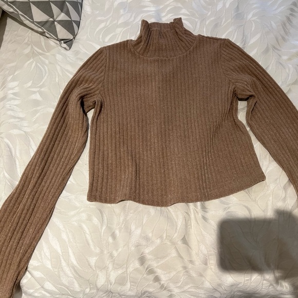 ‼️SOLD‼️Wilfred cropped turtle neck top - Picture 1 of 3